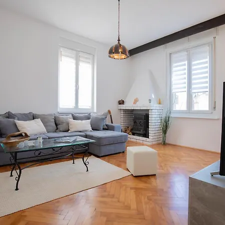 Amphitheater Apartman *